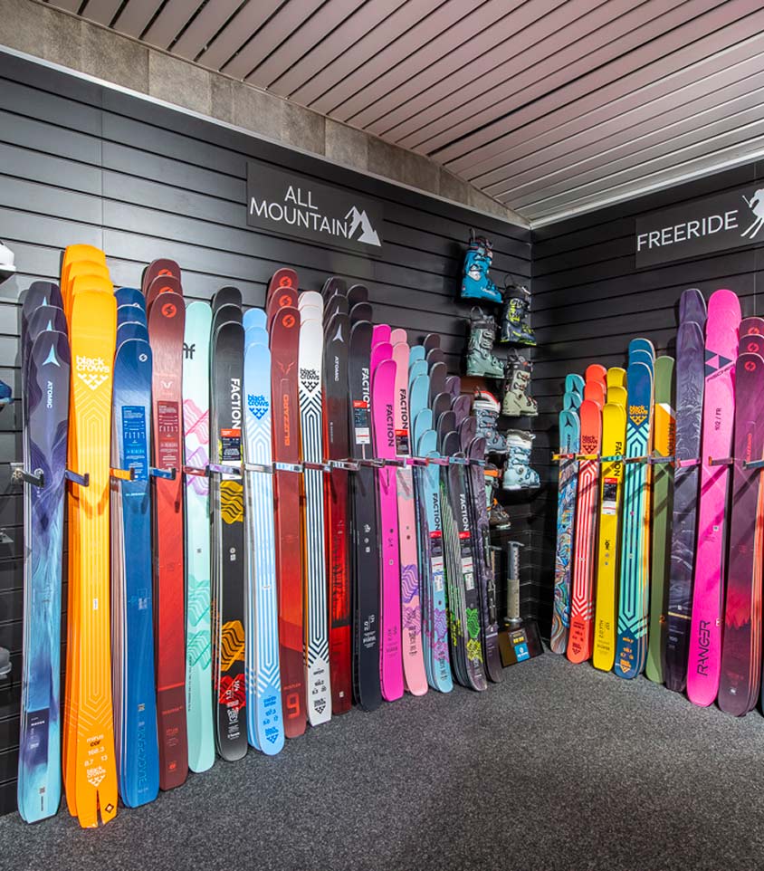 skis